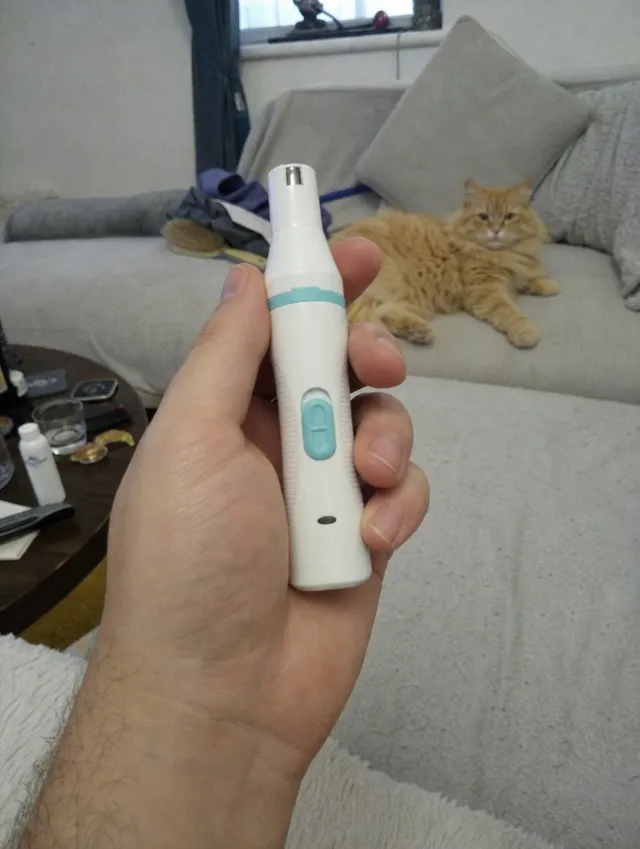 Slim grip: Pen-slim body, one-thumb switch.